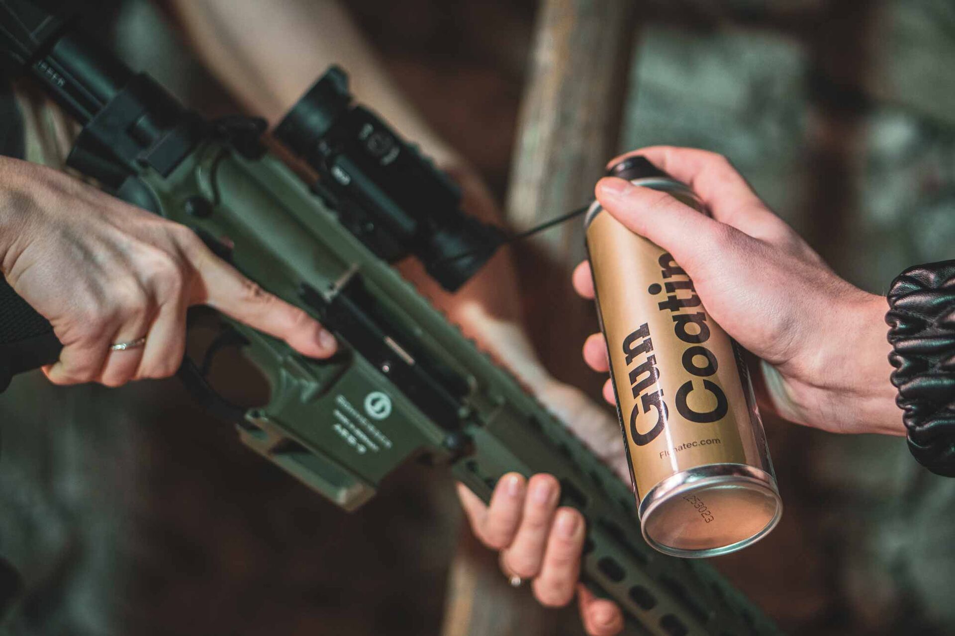 Fluna Gun Coating wird im Revier auf eine Jagdbüchse mit Wärmebildoptik aufgetragen