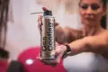Fluna Gun Coating Aerosol 300 ml in der Hand