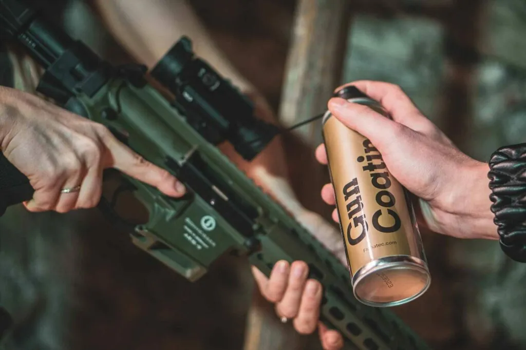 Fluna Gun Coating Aerosol: Anwendung am Gewehr mit Rotpunktvisier